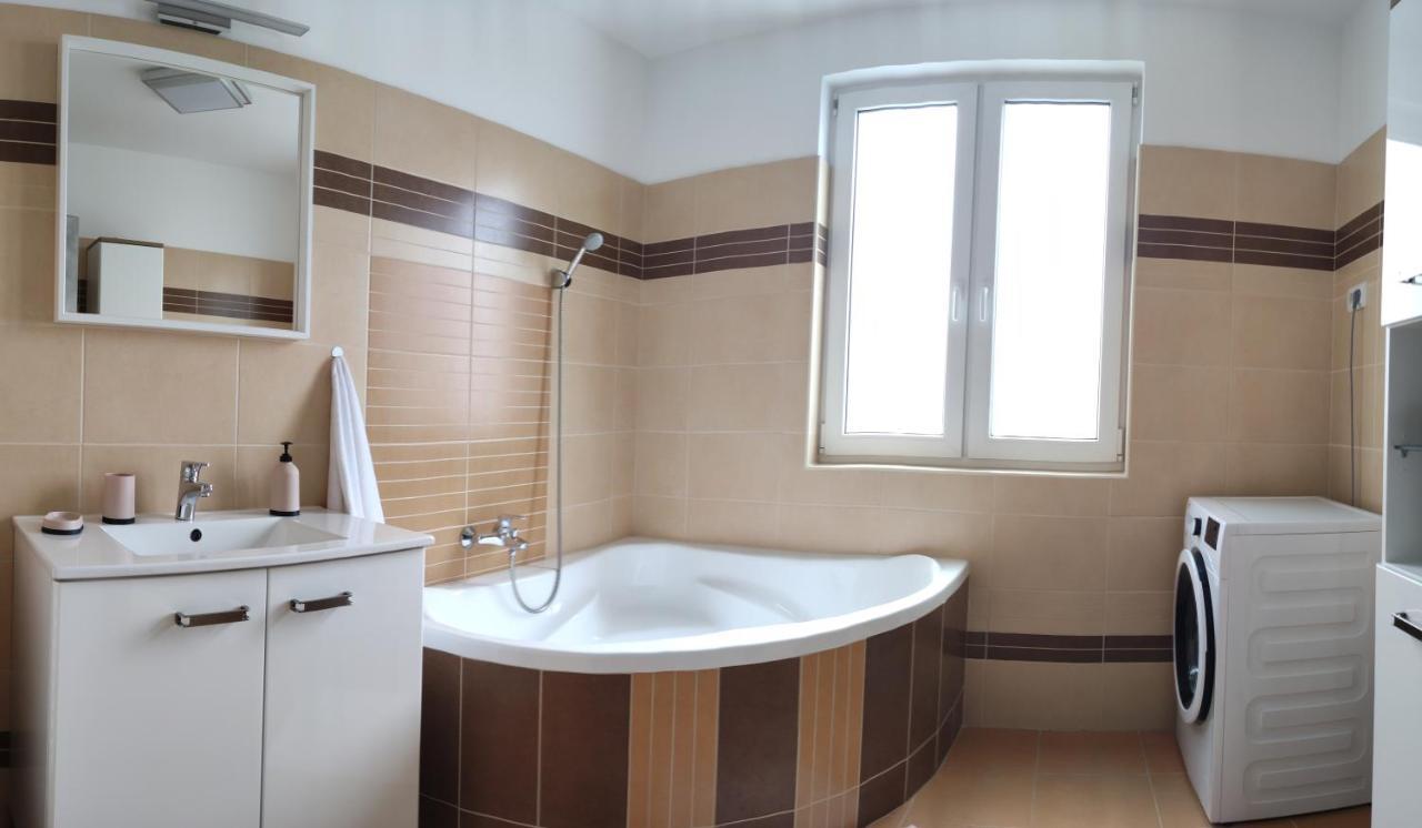 Ikon Apartman Hajduszoboszlo Luaran gambar