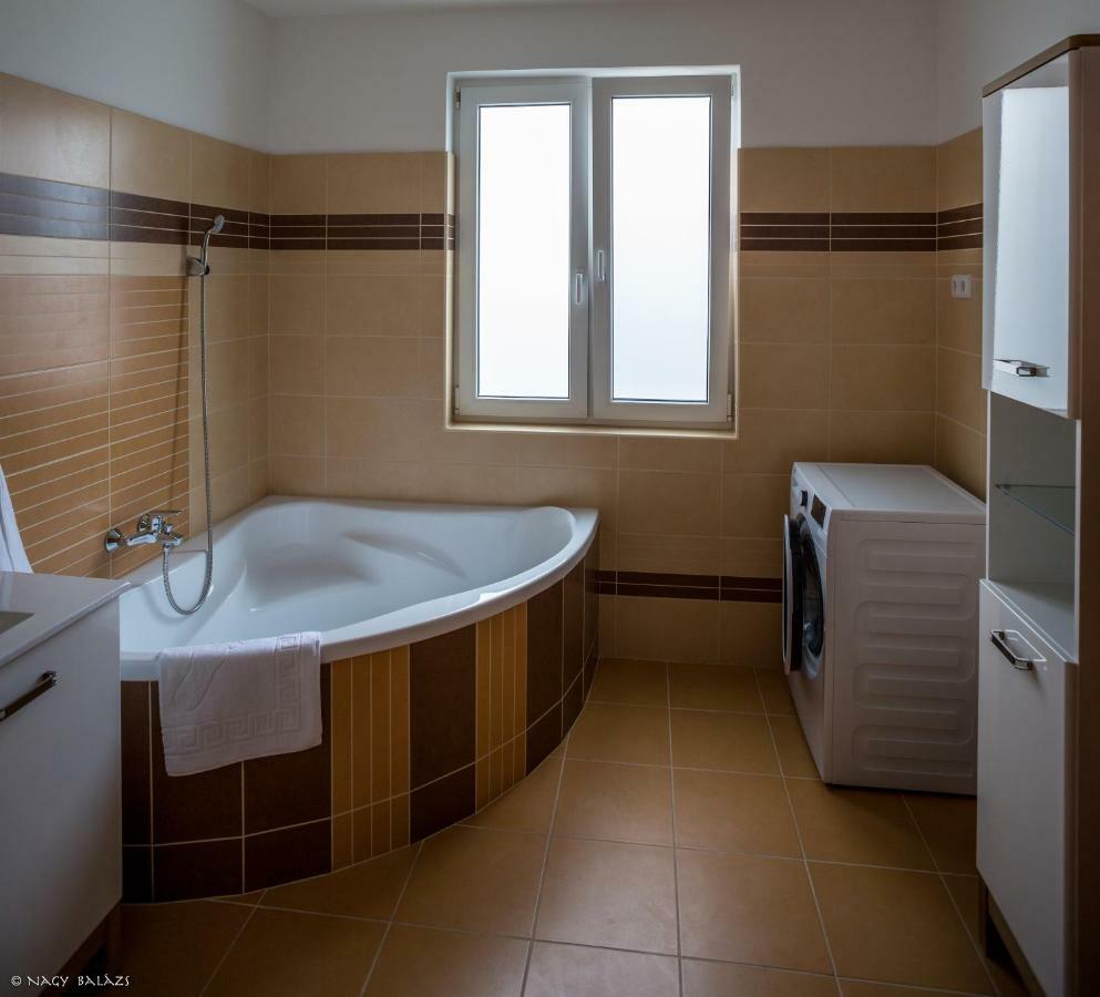 Ikon Apartman Hajduszoboszlo Luaran gambar